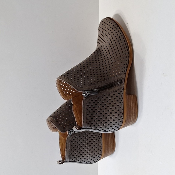Lucky Brand Gray Gorpcore Preppy Almond Toe Perforated Basel Ankle Booties Sz 10 - Picture 6 of 11